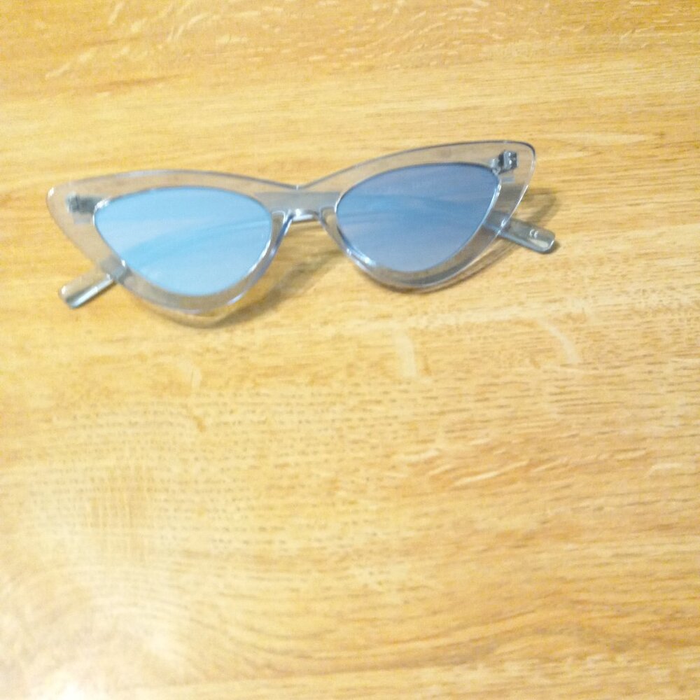 Stylish Blue Cat-Eye Sunglasses